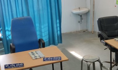 छतरपुर अस्पताल की OPD से डॉक्टर नदारद:2 घंटे तक लाइन में खड़े रहे 100 किमी दूर से आए मरीज; एसडीएम ने कही जांच की बात