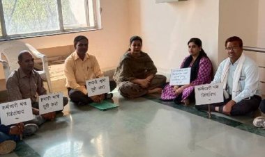 आरजीपीवी के अस्थाई कर्मचारियों का विरोध प्रदर्शन:स्थाई नियुक्ति और वेतनमान की मांग, 13 दिन से धरने पर बैठे कर्मचारी