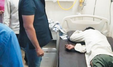 प्रदर्शन के दौरान ग्रामीण की तबियत बिगड़ी, कलेक्टर पहुंचे अस्पताल