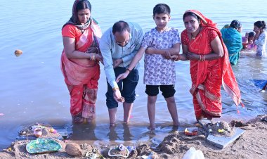 महाशिवरात्रि पर त्रिवेणी संगम में लाखों ने लगाई डुबकी, रेत से शिवलिंग बनाकर जलाभिषेक