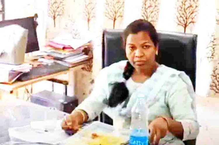 तापतौल विभाग की निरीक्षक रिश्वत लेते हुए गिरफ्तार