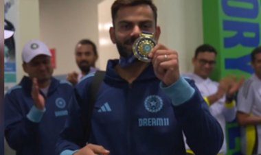 चैंपियंस ट्रॉफी : न्यूजीलैंड पर जीत के बाद विराट कोहली को मिला 'फील्डर ऑफ द मैच' मेडल