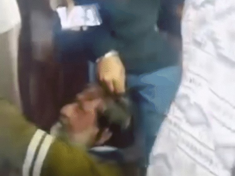 शिवपुरी में नशेड़ी बच्चा चोर को भीड़ ने पीटा:जबरदस्ती ले जाने की कोशिश कर रहा था युवक; पुलिस ने हिरासत में लिया