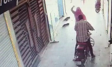 उज्जैन में महिला ने युवक पर किया दंराते से हमला:पुरानी रंजिश में बाइक स्टार्ट कर रहे युवक पर अचानक किए वार, वारदात सीसीटीवी में कैद