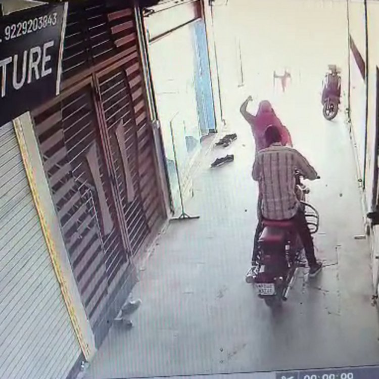 उज्जैन में महिला ने युवक पर किया दंराते से हमला:पुरानी रंजिश में बाइक स्टार्ट कर रहे युवक पर अचानक किए वार, वारदात सीसीटीवी में कैद