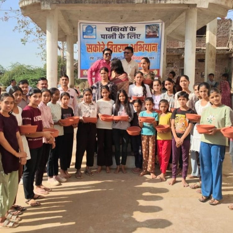 खरगोन में शिक्षक संघ ने बांटे 1100 सकोरे:पक्षियों के लिए शुरू किया दाना-पानी अभियान; ग्रामीणों को दिलाई जल संरक्षण की शपथ