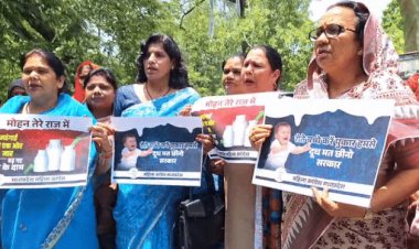 सांची दूध के दाम बढ़ने पर महिला कांग्रेस का प्रदर्शन:अध्यक्ष बोलीं- ऐसा समय आएगा, जब बच्चों को पोलियो ड्रॉप की तरह दूध पिलाया जाएगा