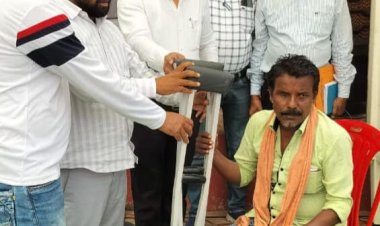 सुशासन तिहार में दिव्यांग को मिली बैसाखी