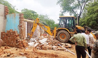 बरसों से जमे अवैध निर्माणों पर चला बुलडोजर