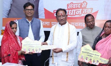 मुख्यमंत्री ने बिरहोर महिलाओं को सौंपी पक्के आवास की चाबी