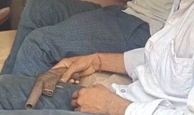 टीकमगढ़ में अवैध शराब और हथियार के साथ दो गिरफ्तार:सोम डिस्टिलरी के कर्मचारियों को ग्रामीणों ने दबोचा, 20 पेटी शराब जब्त