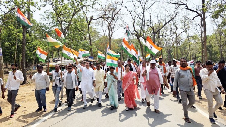 सेना के शौर्य को किया नमन, निकाली तिरंगा यात्रा