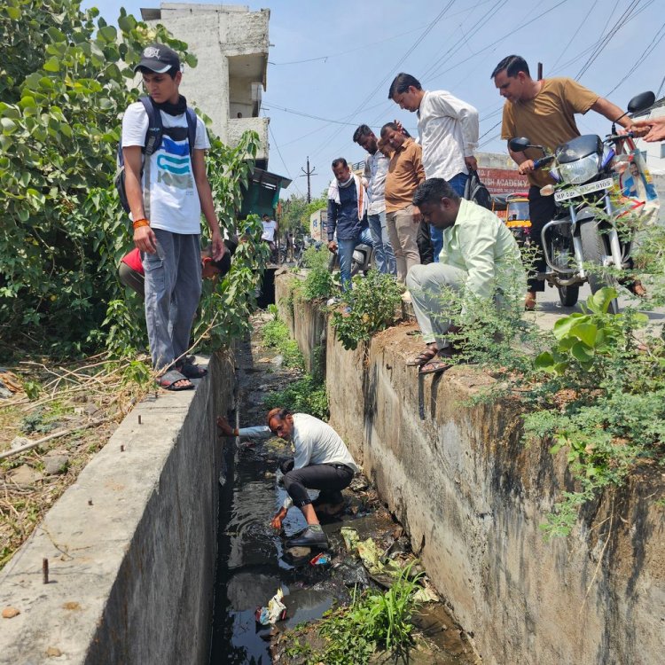 6 फीट गहरे नाले में गिरा बाइक सवार:कुत्ते को बचाने में हादसा; पार्षद बोले– कई बार शिकायत की, अफसर नहीं सुनते