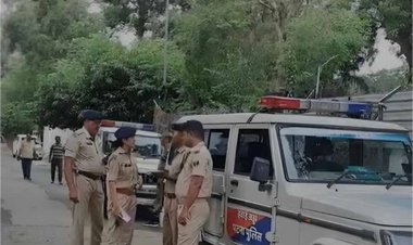 मोटरसाइकिल सवार दो बंदूकधारियों ने पटना में उच्च सुरक्षा वाले क्षेत्र में गोलीबारी की