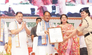 सीएम के हाथों प्रधान महिला आरक्षक अनुपमा सम्मानित
