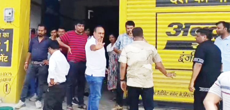 जीएसटी छापा, कारोबारियों का फूटा गुस्सा, विरोध में नारेबाजी