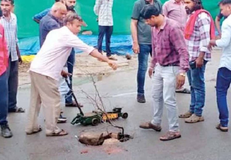 बारिश से निर्माण कार्यो की खुली पोल, अचानक धंस गई लिंक रोड की सड़क,  तेज रफ्तार कार का चक्का फंसा