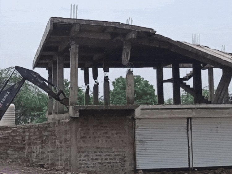 5 करोड़ की सरकारी जमीन से अवैध कब्जा हटाया:अनंतपुर में प्रशासन की बड़ी कार्रवाई; नोटिस के बाद भी नहीं माने तो प्रशासन ने तोड़ा निर्माण