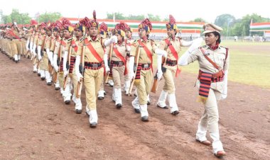 स्वतंत्रता दिवस के लिए किया अंतिम पूर्वाभ्यास परेड द्वारा मार्चपास्ट की ली सलामी