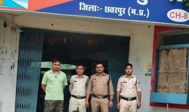 5 हजार के इनामी शराब तस्कर गिरफ्तार:छतरपुर में 51 हजार की अवैध शराब के साथ पकड़ाया, आरोपी खेत में बनी झोपड़ी से शराब बेंचते थे