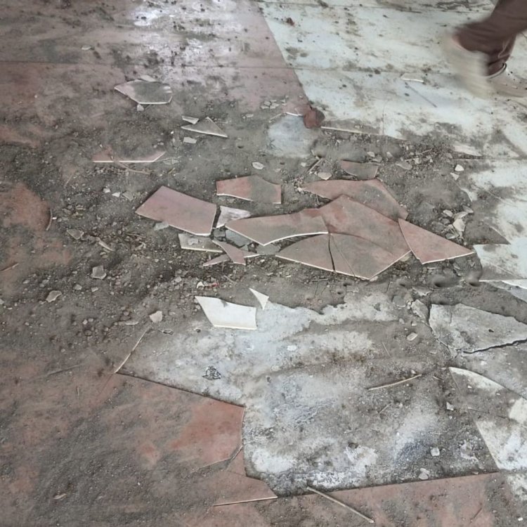 देवगढ़ में जर्जर भवन में प्राथमिक विद्यालय का संचालन:एक साल से चल रही पढ़ाई, प्रशासन को पत्र लिखा पर कोई सुनवाई नहीं