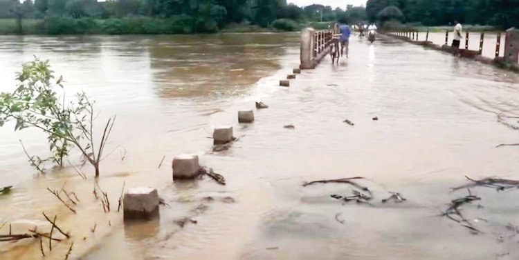 नारंगी नदी उफान पर, बनियागांव पुल के ऊपर से बह रहा पानी