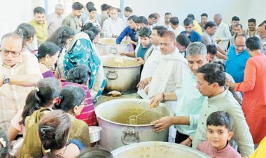 अन्नकूट खिचड़ी प्रसादी ग्रहण करने जगदीश मंदिर में भक्तों का लगा तांता