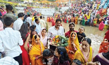 अस्ताचलगामी सूर्य को हजारों छठ व्रतियों ने दिया अघ्र्य, परिवार की सुख-समृद्धि का मांगा आशीर्वाद