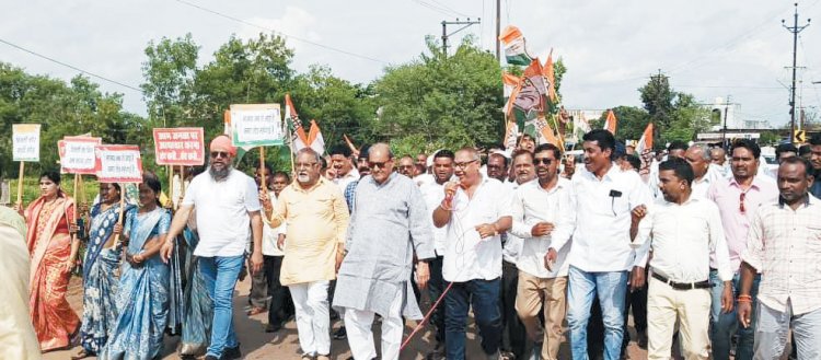 बिजली बिल की दरों में वृद्धि को लेकर कांग्रेस का प्रदर्शन