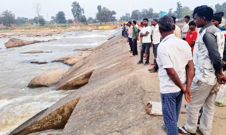 मछली पकड़ते युवक एनीकट में बहा, तलाश जारी