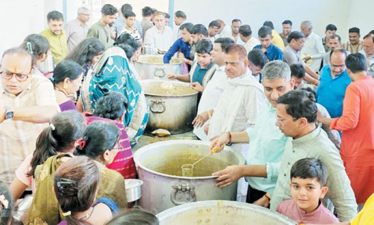 अन्नकूट खिचड़ी प्रसादी ग्रहण करने जगदीश मंदिर में भक्तों का लगा तांता