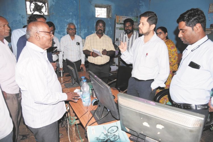 कलेक्टर ने किया सहकारी समिति सिरसाखुर्द, करंजा-भिलाई, कोडिय़ा और अहिवारा का आकस्मिक निरीक्षण