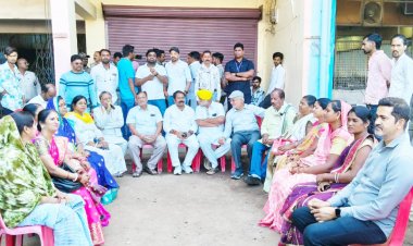 शराब दुकान के विरोध में कांग्रेस का धरना