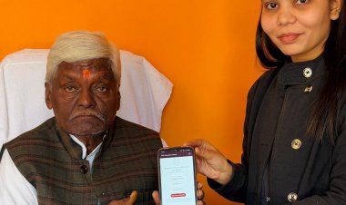 डिजिटल लाइफ सर्टिफिकेट अब घर बैठे बनवाएं:पेंशनर को कोषागार या बैंक नहीं जाना होगा, डाक विभाग की टीम ने विधायक का सर्टिफिकेट घर जाकर बनाया