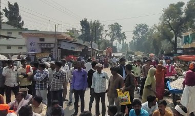 आलीराजपुर में किसानों ने किया चक्काजाम:व्यापारी तुलाई करते समय बारदाना के लिए 1 किलो वजन काट रहे, अधिकारियों ने कराया समाधान