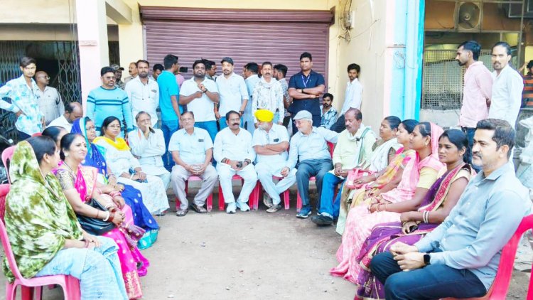 शराब दुकान के विरोध में कांग्रेस का धरना