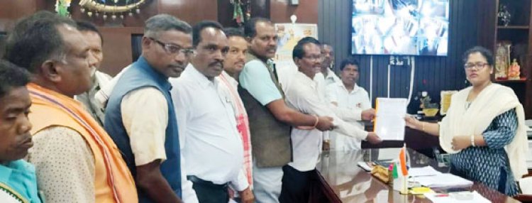 सीएम के नाम सर्व आदिवासी समाज ने सौंपा ज्ञापन