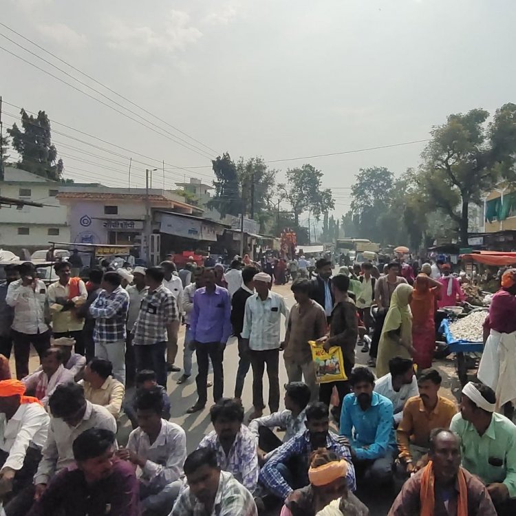 आलीराजपुर में किसानों ने किया चक्काजाम:व्यापारी तुलाई करते समय बारदाना के लिए 1 किलो वजन काट रहे, अधिकारियों ने कराया समाधान