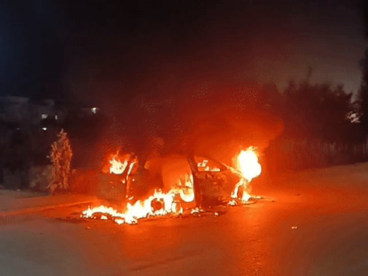 रीवा में चलती धू-धूकर जली कार:देर से पहुंची दमकल, शॉर्ट सर्किट की आशंका