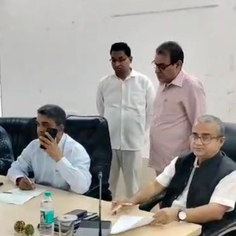 धार में अवैध कब्जे हटाने-आवास योजना की समीक्षा:लंबित अनुकंपा प्रकरणों पर तेजी से निर्णय; जनसुनवाई में कलेक्टर ने दिए सख्त निर्देश