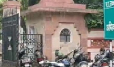 स्कूल बस में ठूंस-ठूंस कर भरे बच्चे, जज भड़कीं:नियम में हर सीट पर 1 बच्चा, न मानने पर रद्द हो सकती है स्कूल की मान्यता