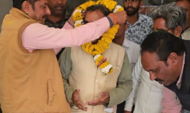 लैंड पुलिंग निरस्त होने के बाद किसान संघ का जश्न:आतिशबाजी के साथ किसानों ने एक-दूसरे को मिठाई खिलाई