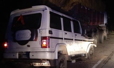 उमरिया में बोलेरो ट्रक से टकराई, चालक की मौत:डीएफओ शहडोल के 6 परिजन घायल, नेशनल हाईवे 43 पर हादसा