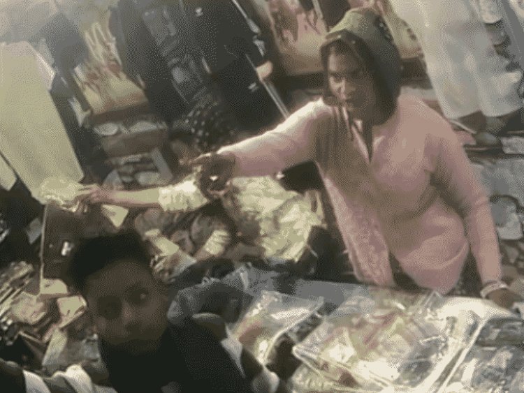 दो महिलाओं ने कपड़ों की दुकान से चार जैकेट उड़ाईं:नरवर में CCTV में एक महिला स्टाफ को उलझाती दिखी, दूसरी बैग में जैकेट छिपाकर फरार