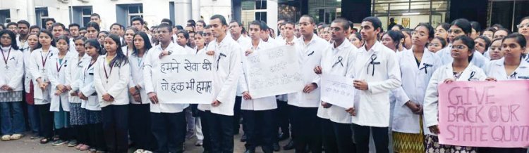 मेकाज के विद्यार्थियों ने राज्य सरकार के खिलाफ खोला मोर्चा