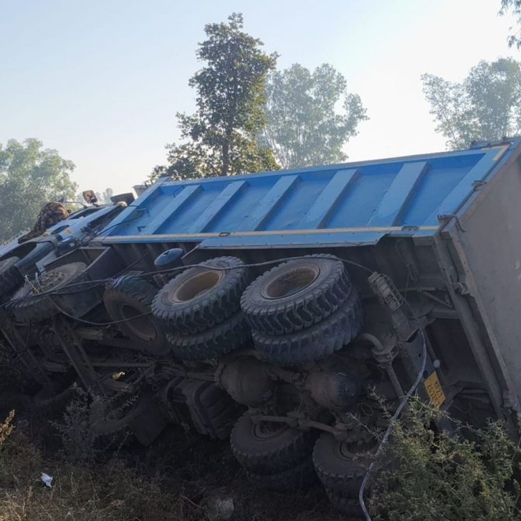 खड़ी कार बचाने में अनियंत्रित होकर पलटा ट्रक:पन्ना में शाहनगर-झुकेही मार्ग पर हादसा, ड्राइवर सुरक्षित