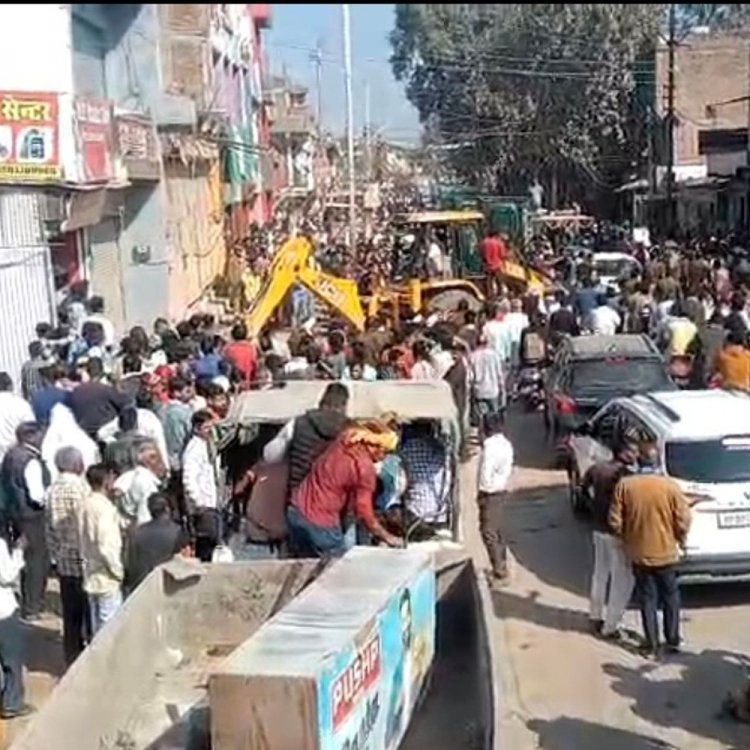 बुलडोजर से हटाए अतिक्रमण में रखे गुमटी-दुकानें:दतिया में 500 से ज्यादा दुकानें से कब्जा हटाने का टारगेट; 80 प्रतिशत दुकानदार हटा चुके सामान