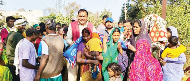 101 गरीब व असहाय लोगों को गर्म कपड़े दिए