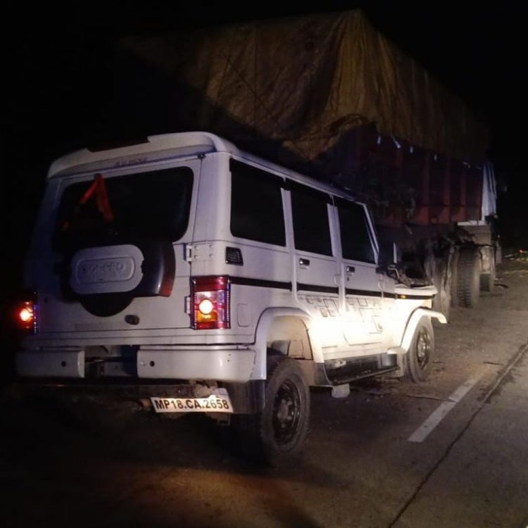 उमरिया में बोलेरो ट्रक से टकराई, चालक की मौत:डीएफओ शहडोल के 6 परिजन घायल, नेशनल हाईवे 43 पर हादसा