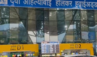 इंदौर एयरपोर्ट पर उड़ानें निरस्त, यात्रियों को भारी परेशानी:स्टार एयर की मुंबई-गोंदिया की 4 फ्लाइट कैंसिल,एयर इंडिया की दिल्ली उड़ानें भी रद्द, यात्रियों ने किया हंगामा